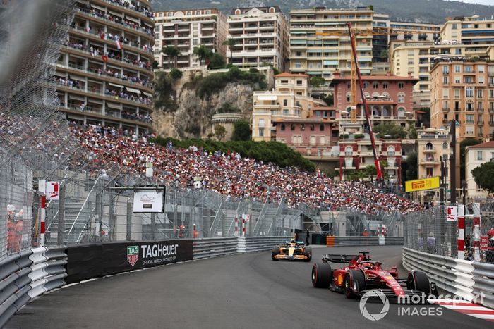 Charles Leclerc, Ferrari F1-75, lidera a Lando Norris, McLaren MCL36