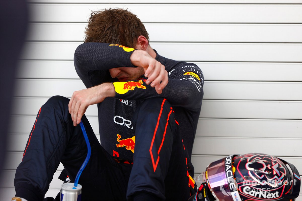 Max Verstappen, Red Bull Racing, 1ª posición, descansa en el Parc Ferme