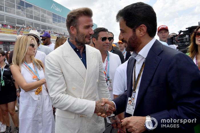 David Beckham en la parrilla con Mohammed bin Sulayem, Presidente de la FIA