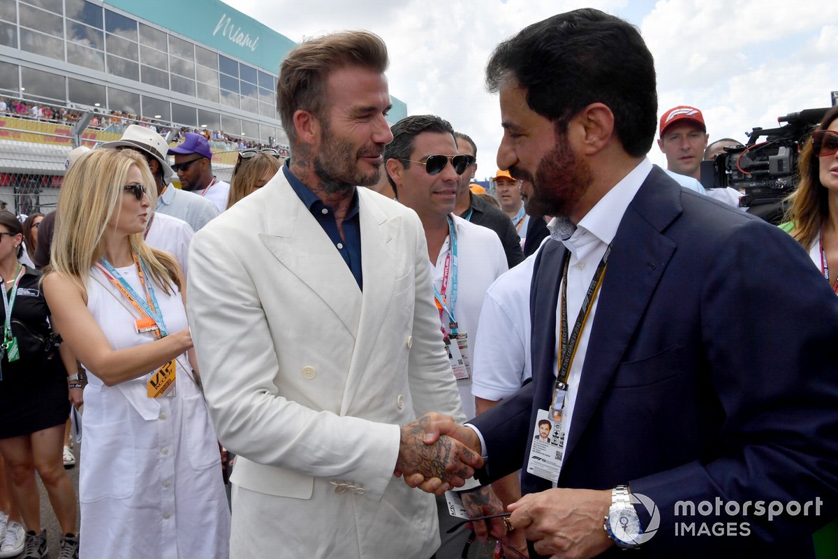 David Beckham en la parrilla con Mohammed bin Sulayem, Presidente de la FIA