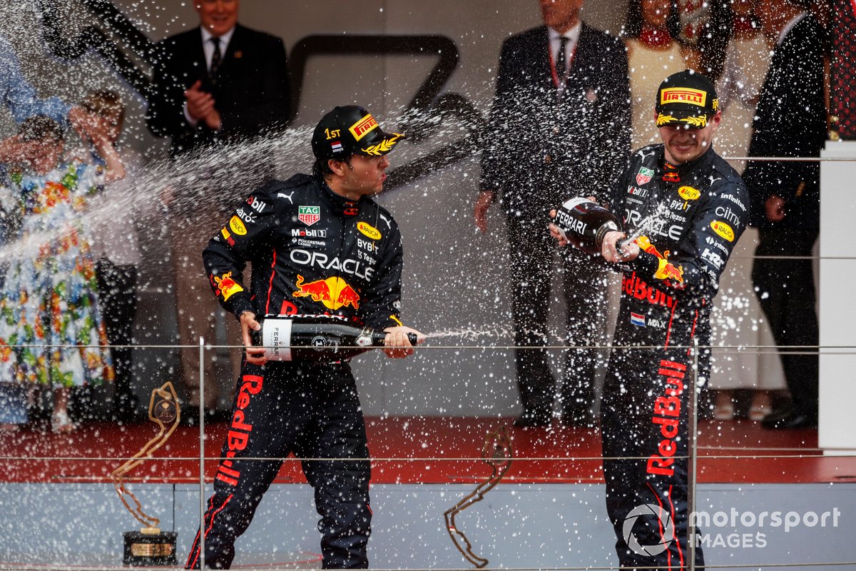 Podio: ganador Sergio Pérez, Red Bull Racing, tercer lugar Max Verstappen, Red Bull Racing