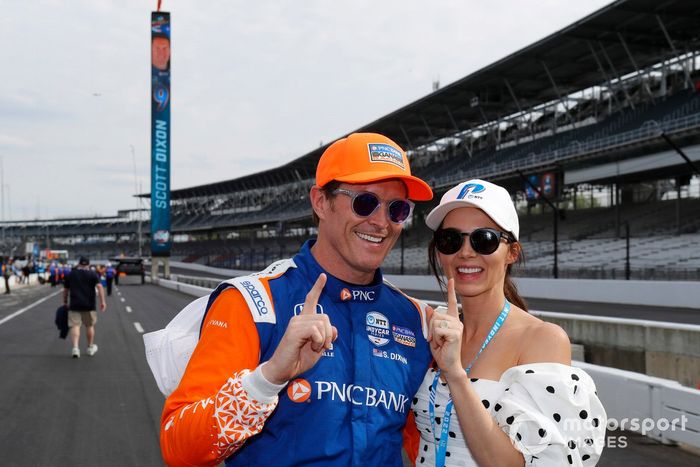 Scott Dixon, Chip Ganassi Racing Honda, celebra la obtención de la Pole con su esposa Emma