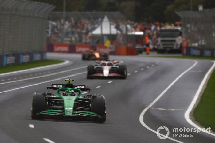 Esteban Ocon, Haas F1 Team, Gabriel Bortoleto, Sauber