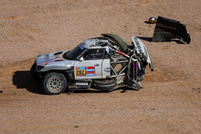 #202 X-Raid Mini Jcw Team Mini : Guerlain Chicherit, Alex Winocq crash