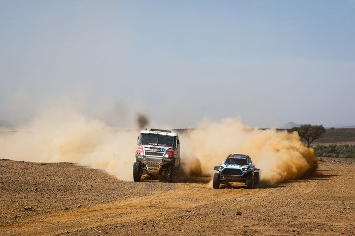 #604 Tatra Buggyra ZM Racing Tatra: Martin Soltys, Vlastimil Miksch, Tomas Sikola, #224 X-Raid Mini JCW Team Mini: Lionel Baud, Lucie Baud