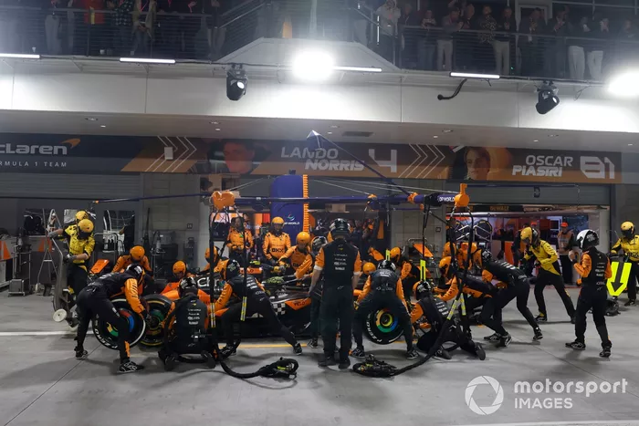 Lando Norris, McLaren MCL38, hace una parada en boxes