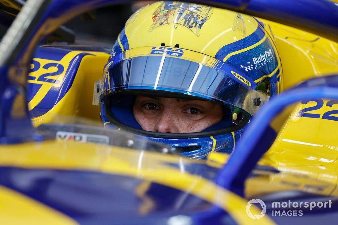 Zane Maloney, de Barbados y del equipo Lola Yamaha ABT Fórmula E, observa mientras se prepara para conducir el coche.