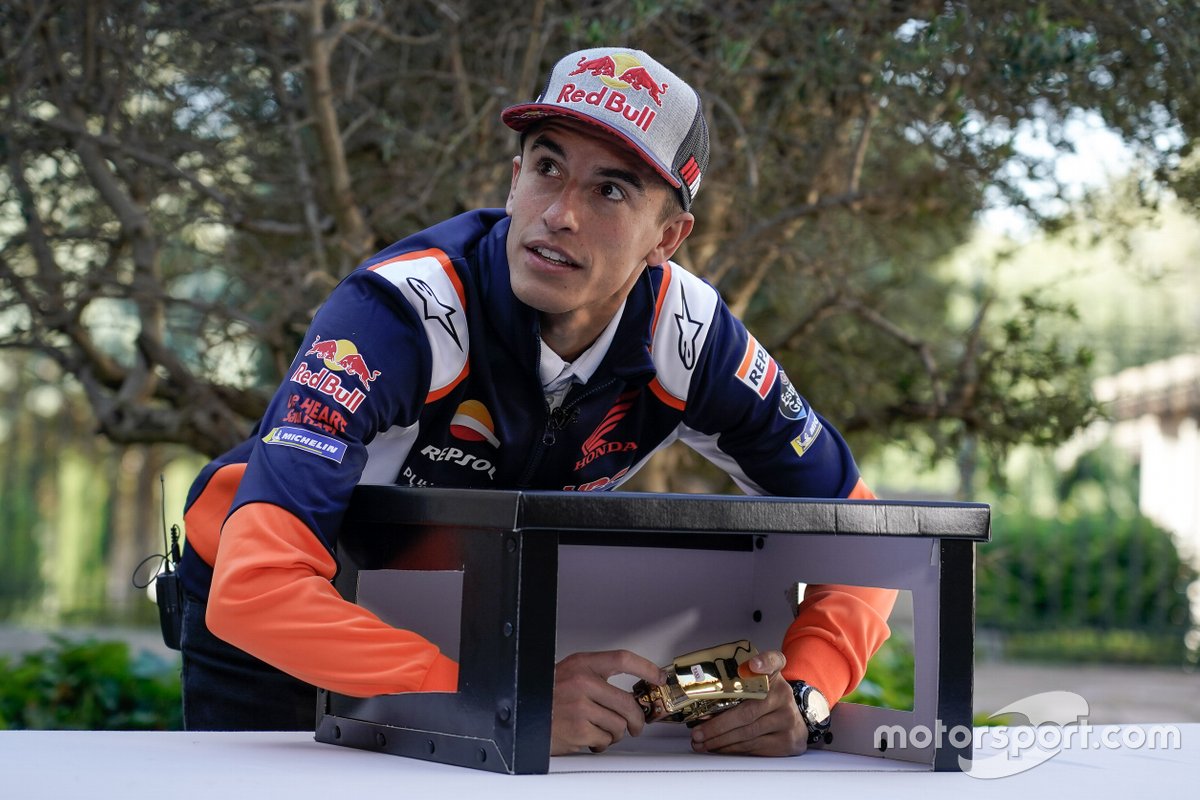 Marc Márquez y Alex Márquez en el juego de la Caja Sorpresa