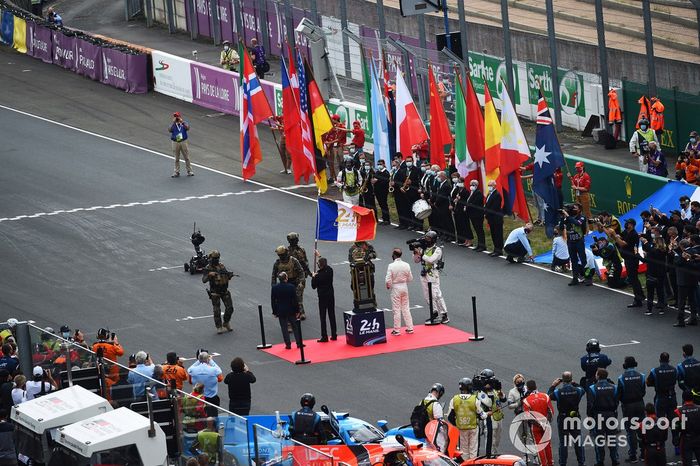 Carlos Tavares ondea la bandera de las 24 horas de Le Mans entregada por el ejército francés