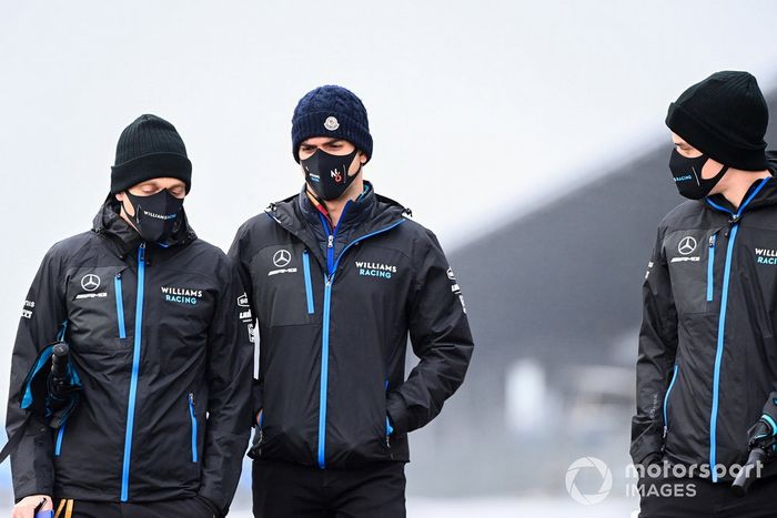 Nicholas Latifi, Williams Racing, recorre la pista con miembros del equipo