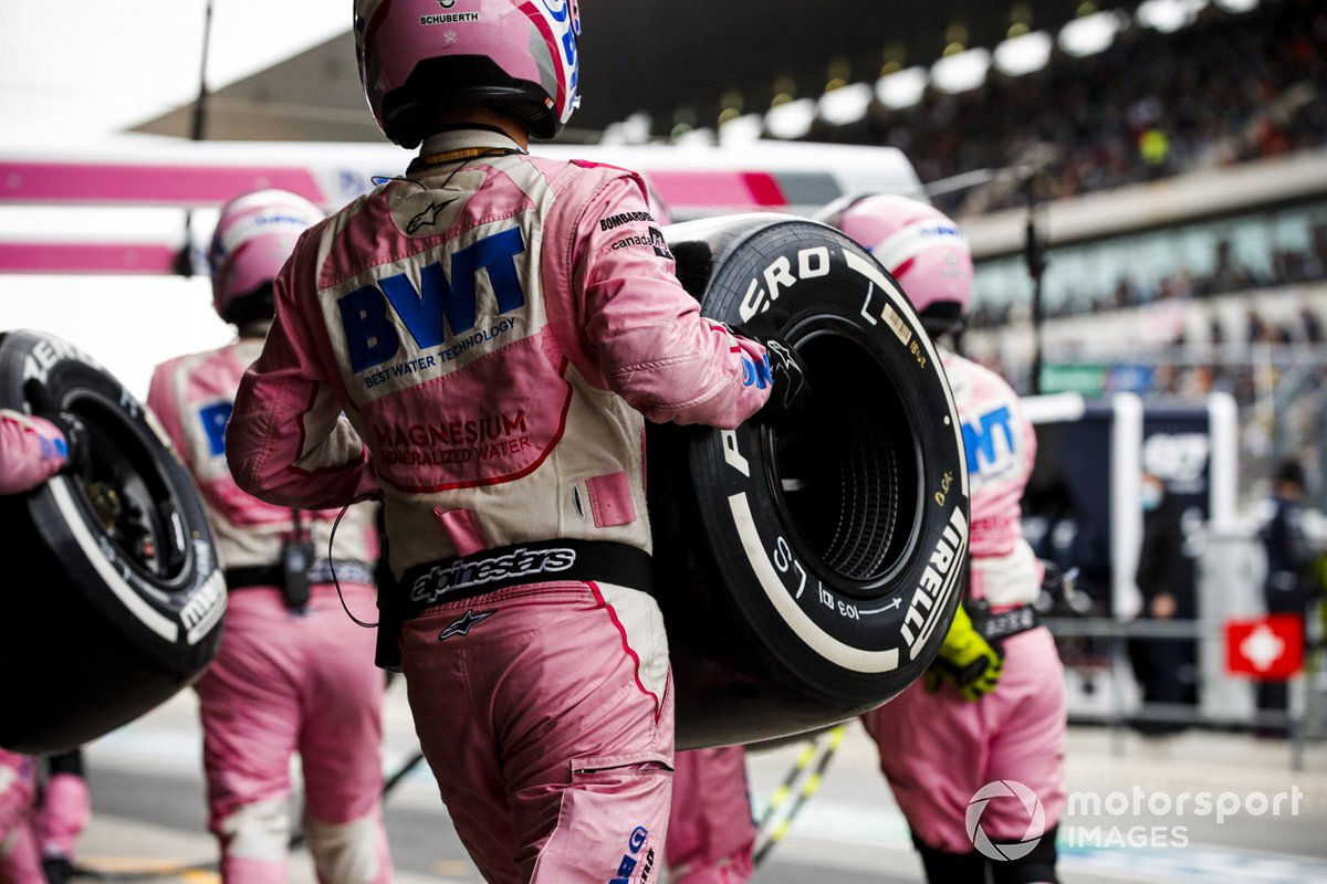 El mecánico de Racing Point con el neumático Pirelli