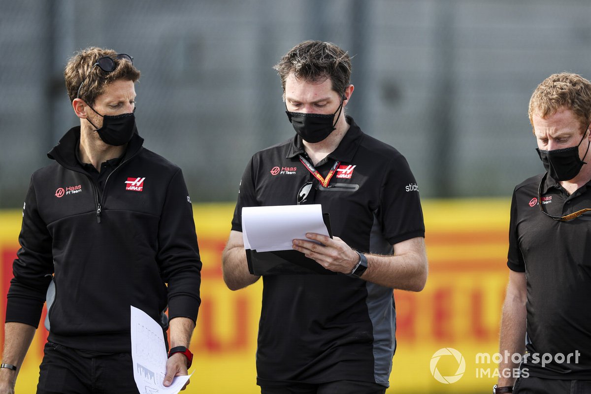 Romain Grosjean, Haas F1, percorre il circuito con i colleghi