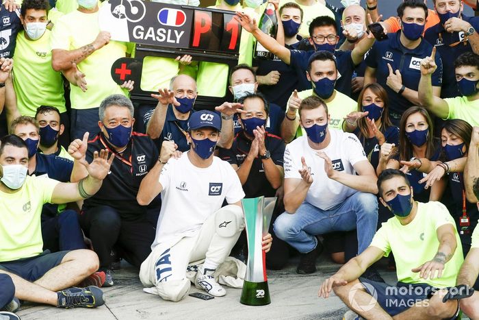 Masashi Yamamoto, Director General de Honda Motorsport, Franz Tost, Director de Equipo, AlphaTauri, Toyoharu Tanabe, Director Técnico de F1, Honda, Daniil Kvyat, AlphaTauri, Pierre Gasly, AlphaTauri, 1ª posición, y el equipo AlphaTauri celebran la victoria después de la carrera