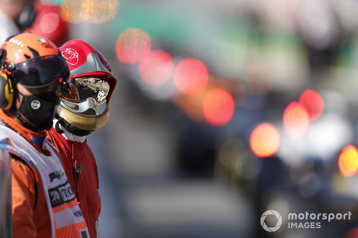 Oficiales en pit lane