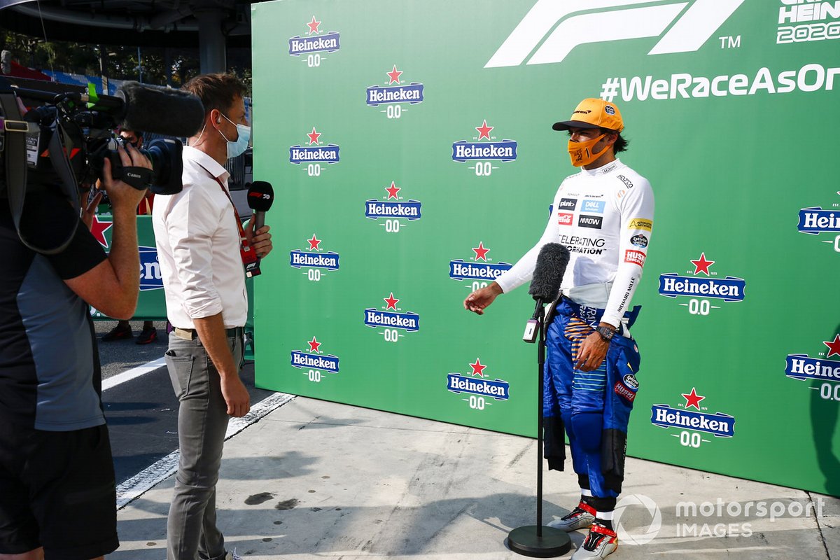 Carlos Sainz Jr., McLaren, 2º puesto, entrevistado por Jenson Button, SKY TV