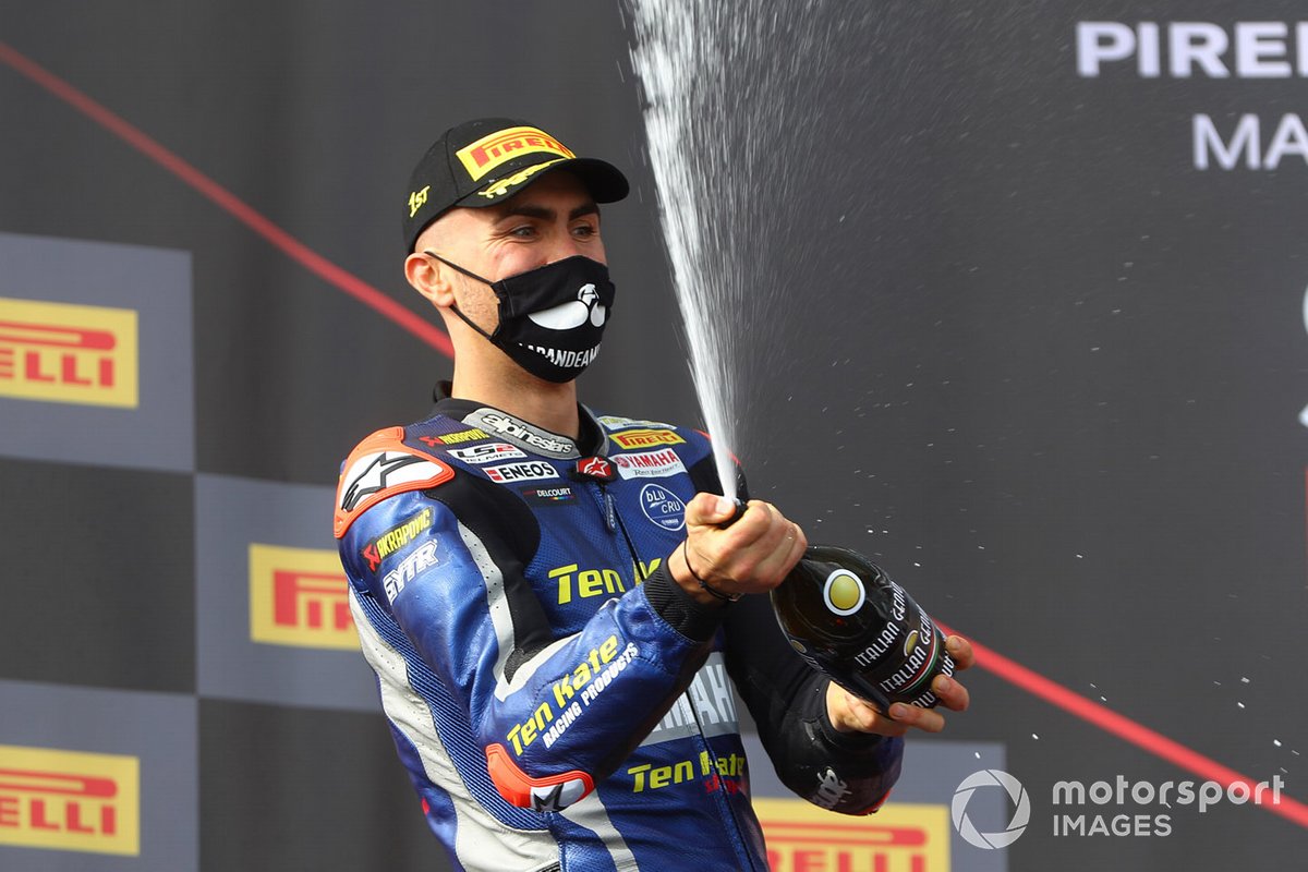 Podio: secondo posto Loris Baz, Ten Kate Racing Yamaha