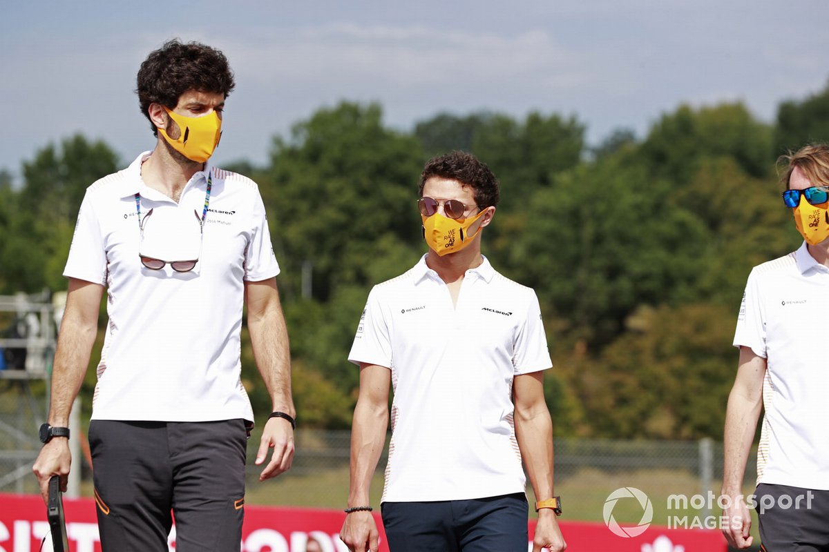 Lando Norris, McLaren, cammina in pista
