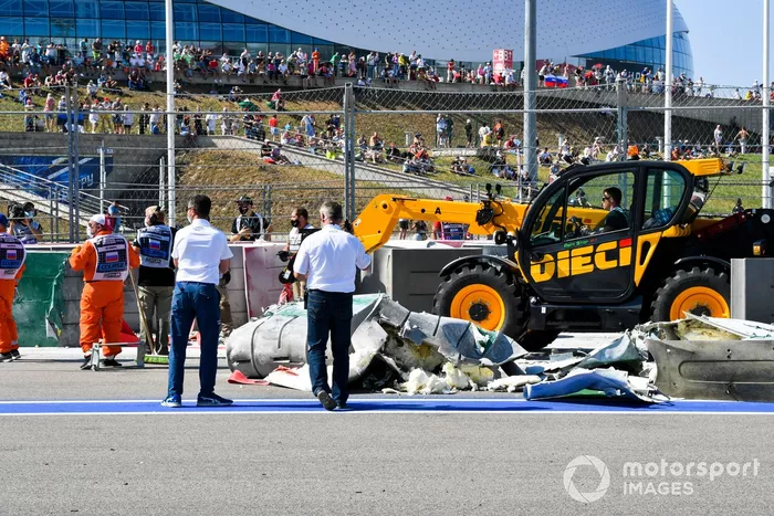 Michael Masi, director de carrera, con los comisarios recuperando el coche de Jack Aitken, Campos Racing, tras su accidente con Luca Ghiotto, Hitech Grand Prix 