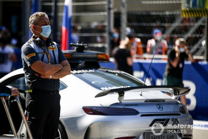 Mario Isola, director de carreras de Pirelli Motorsport, en la parrilla de salida