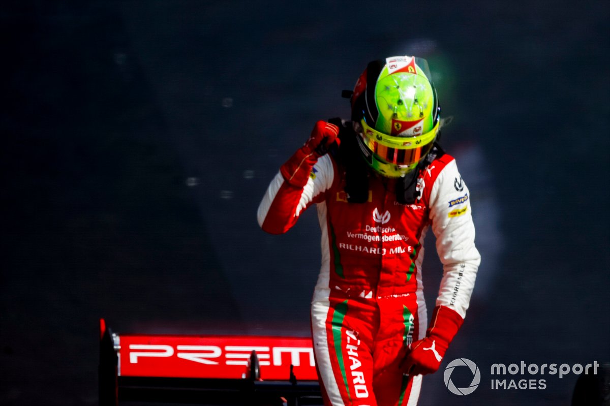 Il vincitore della gara Mick Schumacher, Prema Racing festeggia nel parco chiuso