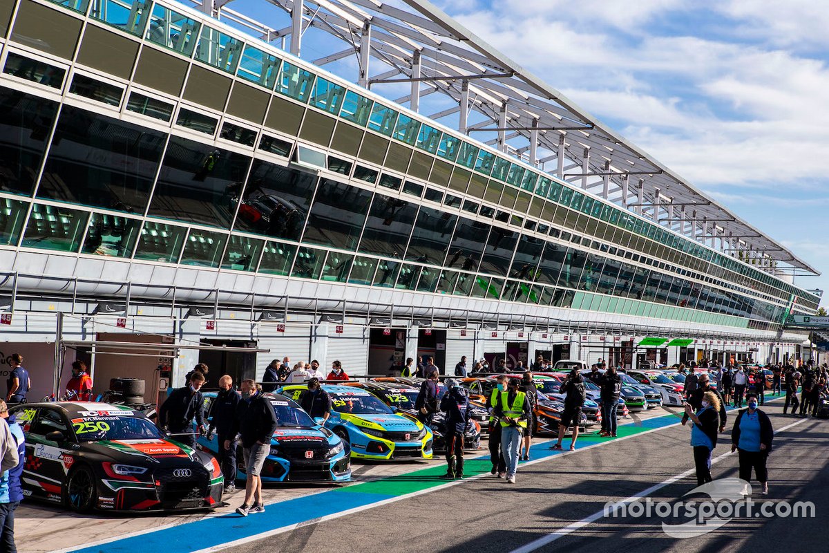 Le auto schierate in pitlane prima della gara
