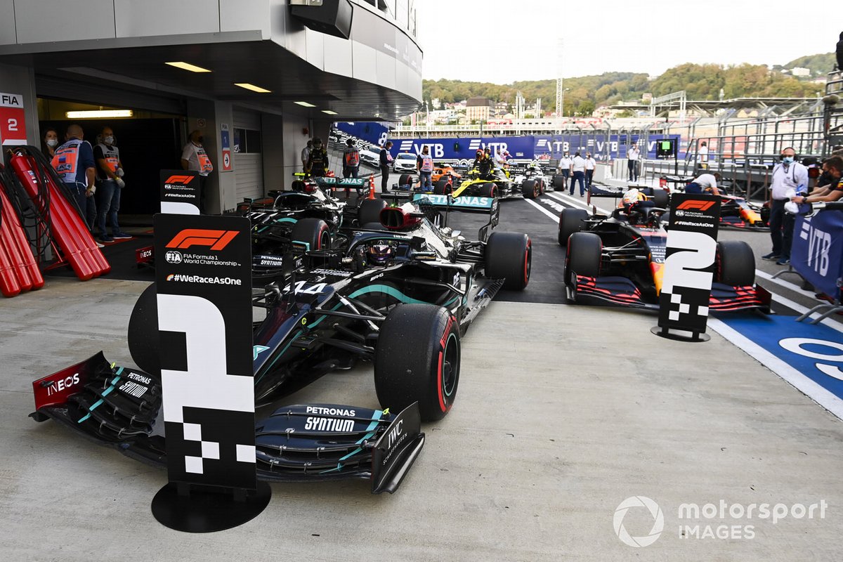 iL Pole Sitter Lewis Hamilton, Mercedes F1 W11, Max Verstappen, Red Bull Racing RB16 E Valtteri Bottas, Mercedes F1 W11 arrivano nel parco chiuso