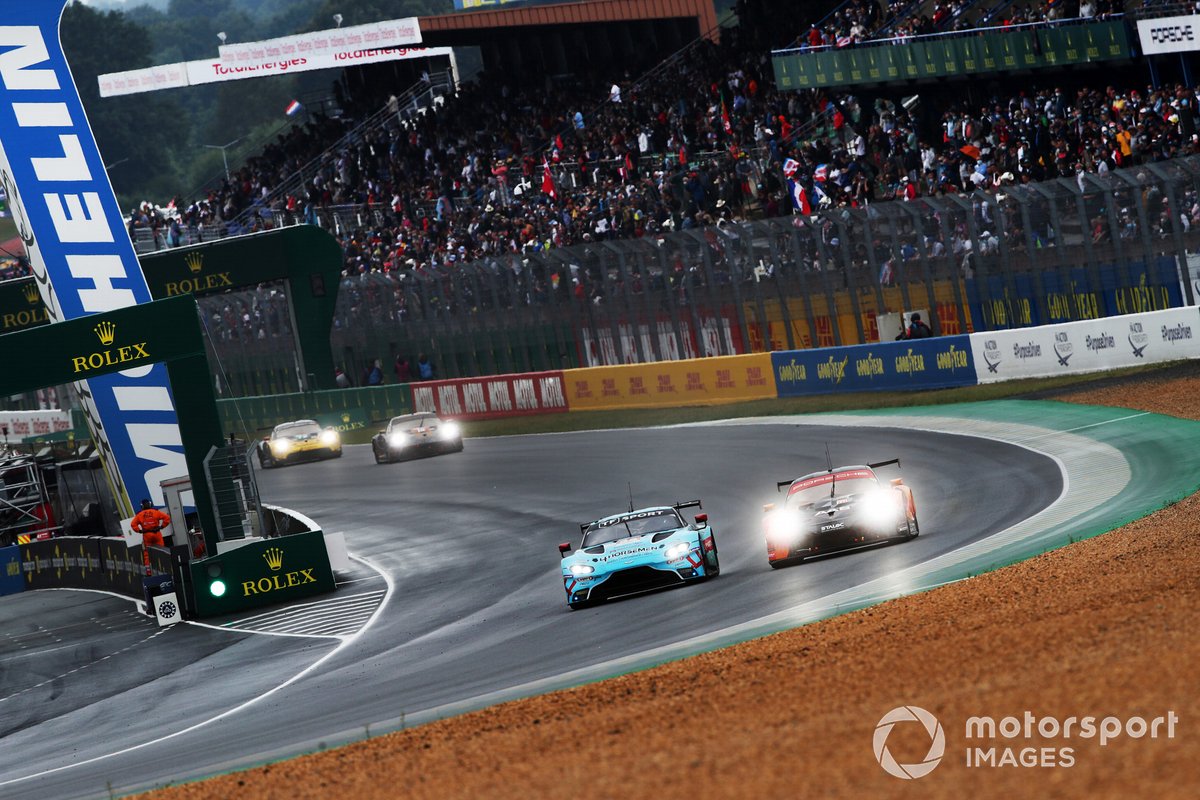 #33 TF Sport Aston Martin Vantage AMR LMGTE Am, Ben Keating, Dylan Pereira, Felipe Fraga #99 Proton Competition Porsche 911 RSR - 19 LMGTE Am, Harry Tincknell, Vutthikorn Inthraphuvasak, Florian Latorre