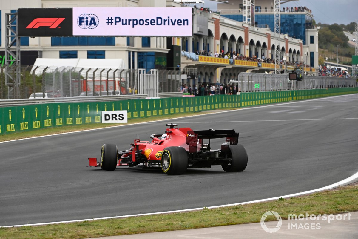 Charles Leclerc, Ferrari SF21, torna in pista dopo il testacoda