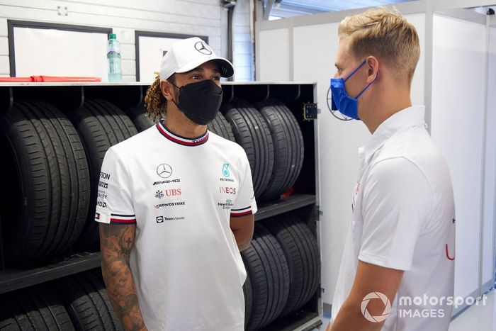 Lewis Hamilton, Mercedes, habla con Mick Schumacher, Haas F1