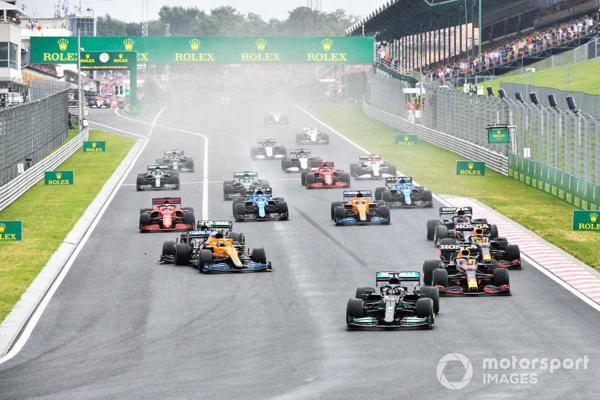 Lewis Hamilton, Mercedes W12, Max Verstappen, Red Bull Racing RB16B, Sergio Pérez, Red Bull Racing RB16B, mientras Valtteri Bottas, Mercedes W12, colisiona con Lando Norris, McLaren MCL35M