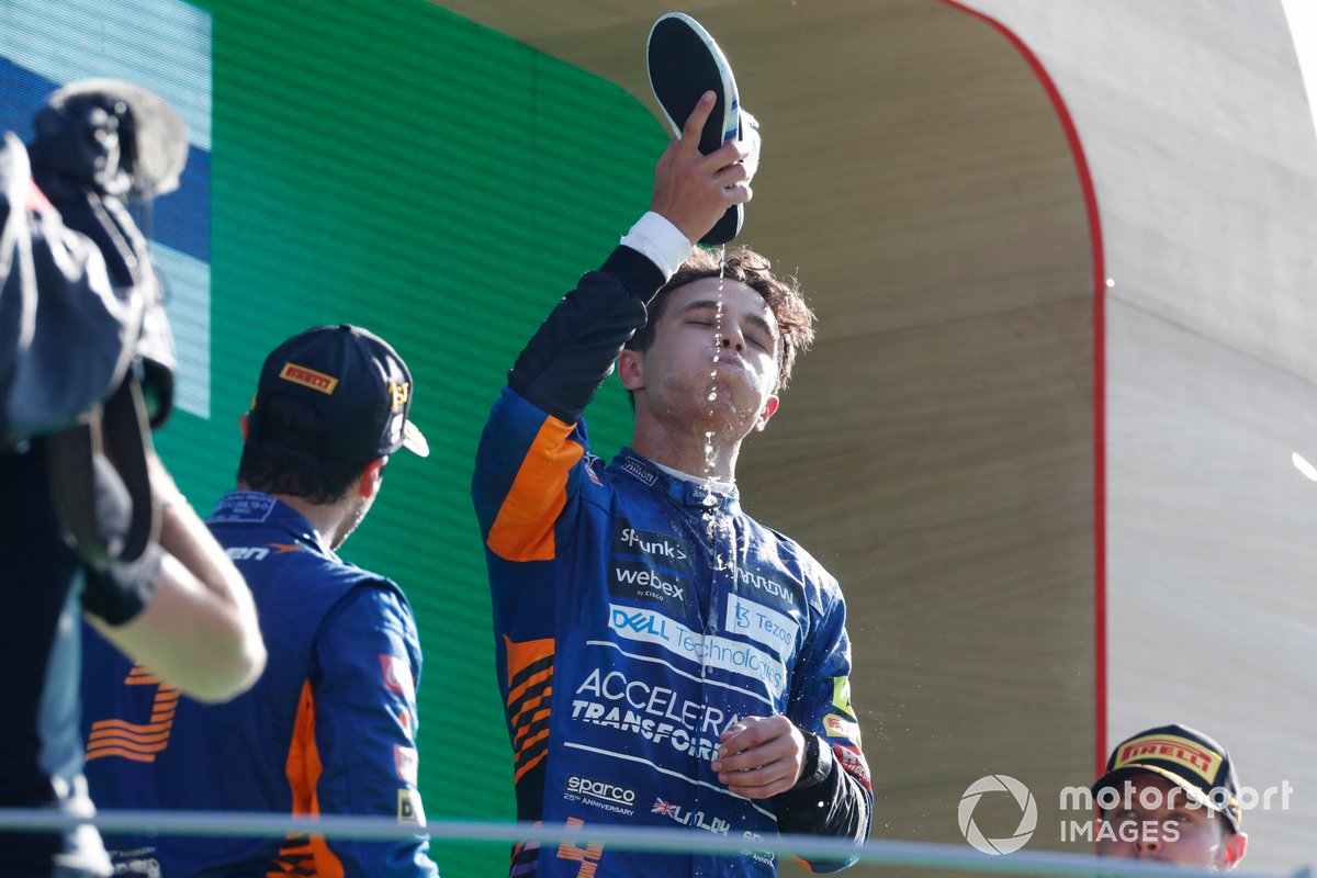 Podio: segundo lugar Lando Norris, McLaren bebe del zapato de Daniel Ricciardo