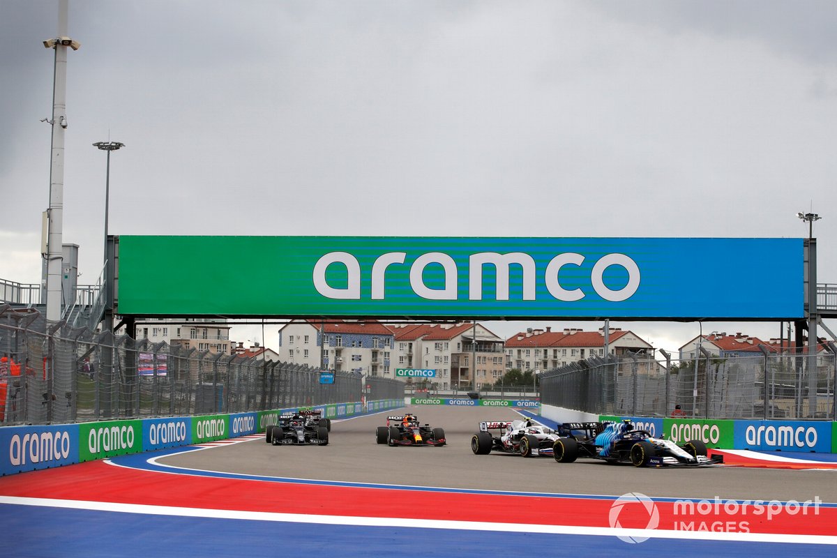 Nicholas Latifi, Williams FW43B, Mick Schumacher, Haas VF-21, e Max Verstappen, Red Bull Racing RB16B