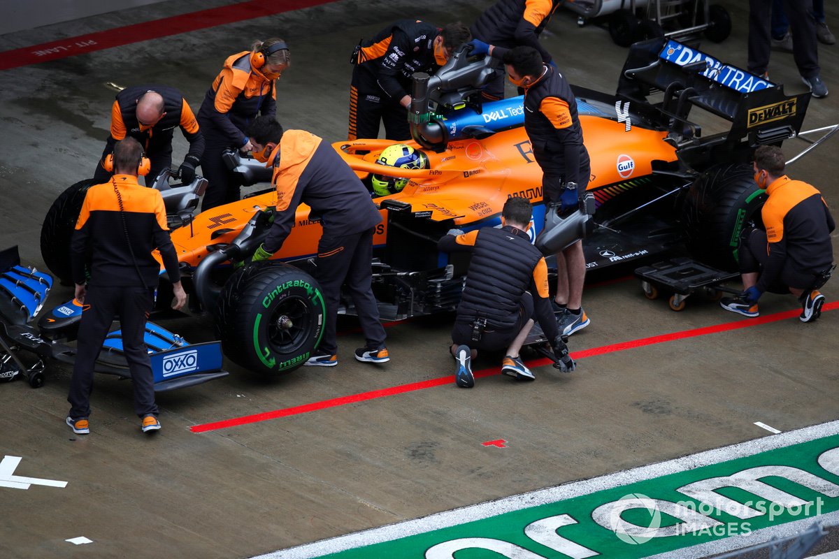Lando Norris, McLaren MCL35M, ai box