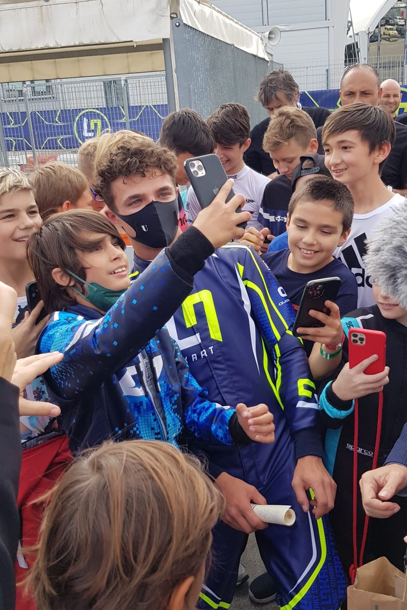 Lando Norris fa un selfie con un fan