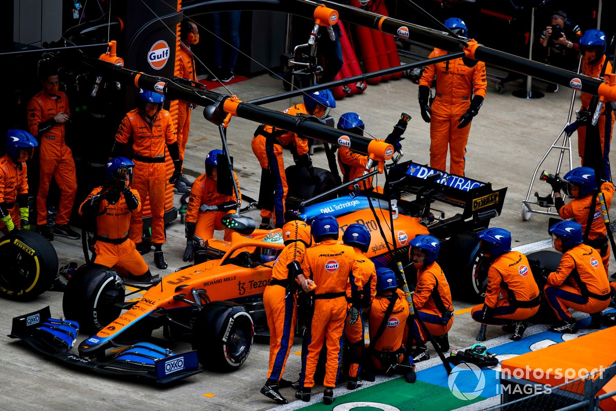 Daniel Ricciardo, McLaren MCL35M, pit stop