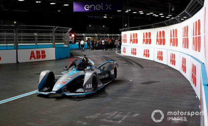 La modelo y actriz, Cara Delevigne, conduce un Fórmula E