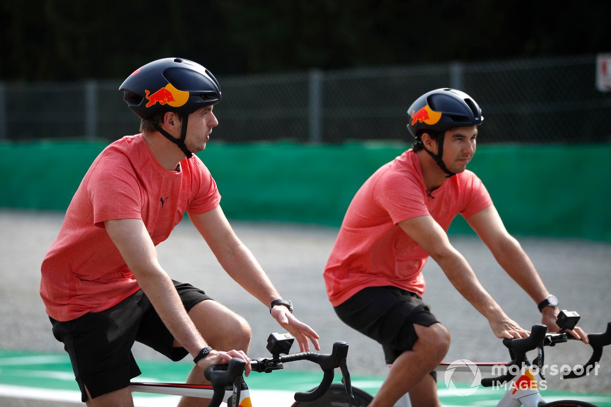 Max Verstappen y Sergio Pérez (Red Bull Racing RB16B) en bicicleta durante el track-walk.