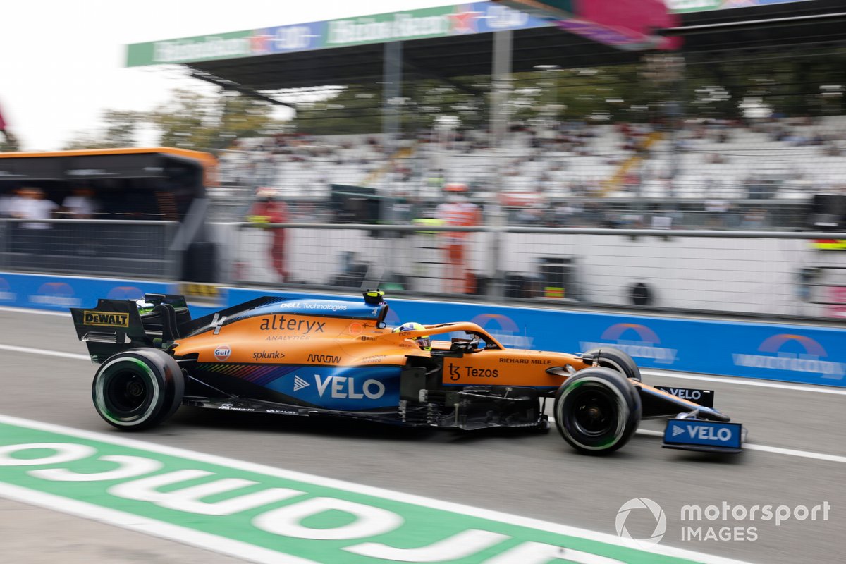 Lando Norris, McLaren MCL35M, esce dal garage