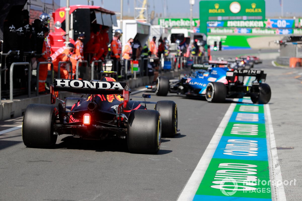 Sergio Perez, Red Bull Racing RB16B, nella pit-lane