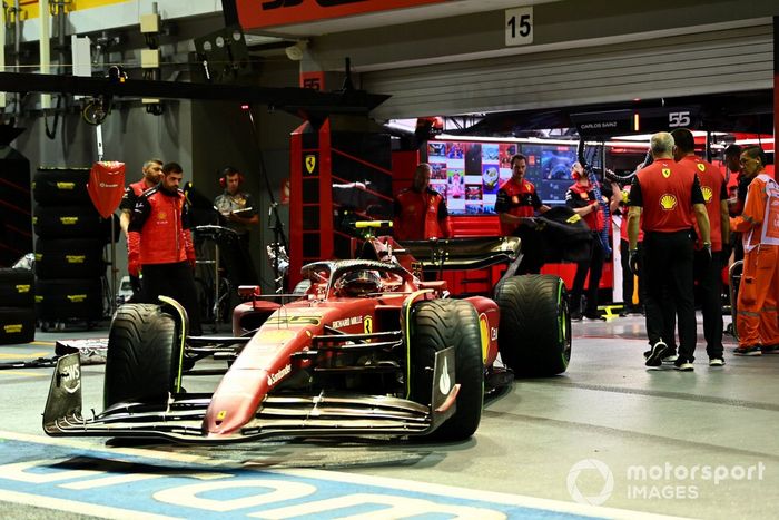 Carlos Sainz, Ferrari F1-75, sale del garaje