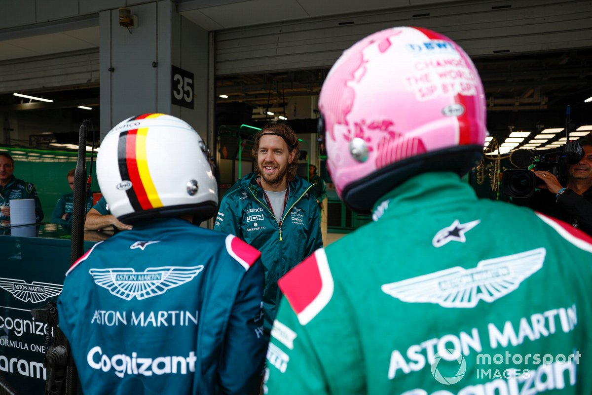 Sebastian Vettel e l'Aston Martin in garage con i tifosi