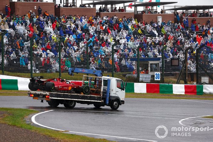 El coche de Carlos Sainz, Ferrari F1-75, en una grúa 