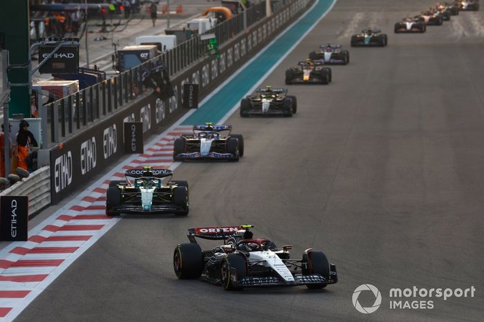 Yuki Tsunoda, AlphaTauri AT04, lidera Fernando Alonso, Aston Martin AMR23, y Pierre Gasly, Alpine A523.