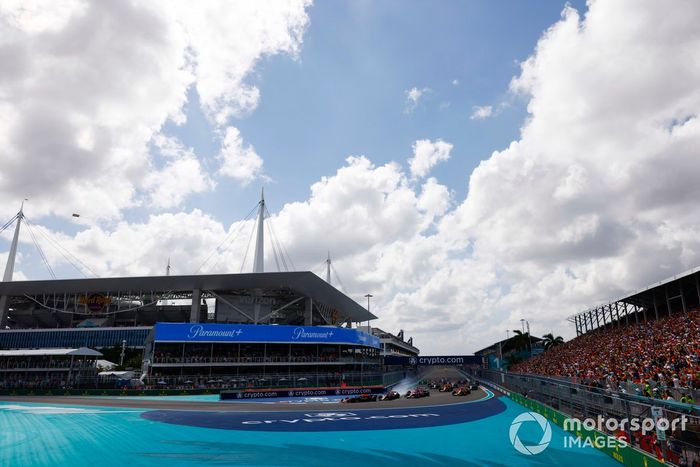 Max Verstappen, Red Bull Racing RB20, Charles Leclerc, Ferrari SF-24, Carlos Sainz, Ferrari SF-24, Sergio Pérez, Red Bull Racing RB20, el resto de la parrilla en la salida.