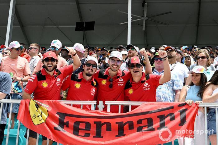 Los aficionados apoyan a la Scuderia Ferrari