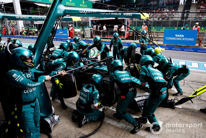 Lance Stroll, Aston Martin AMR23, hace una parada en boxes