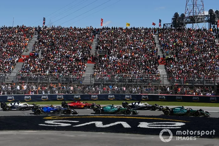 Sebastian Vettel, Aston Martin AMR22, Pierre Gasly, AlphaTauri AT03, Lance Stroll, Aston Martin AMR22, Charles Leclerc, Ferrari F1-75, Nicholas Latifi, Williams FW44, Yuki Tsunoda, AlphaTauri AT03, en posición de salida