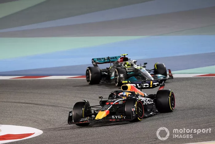 Sergio Pérez, Red Bull Racing RB18, Lewis Hamilton, Mercedes W13