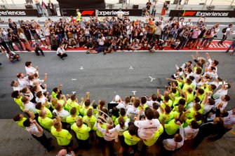 Lewis Hamilton, Mercedes AMG F1, 1e plaats, viert feest met het team
