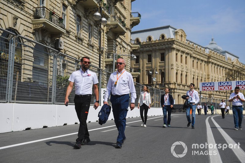 Addetti FIA camminano in pista